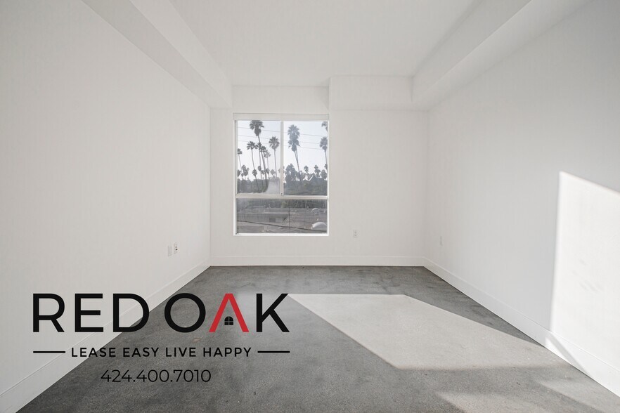 Building Photo - 453 S Kenmore Ave