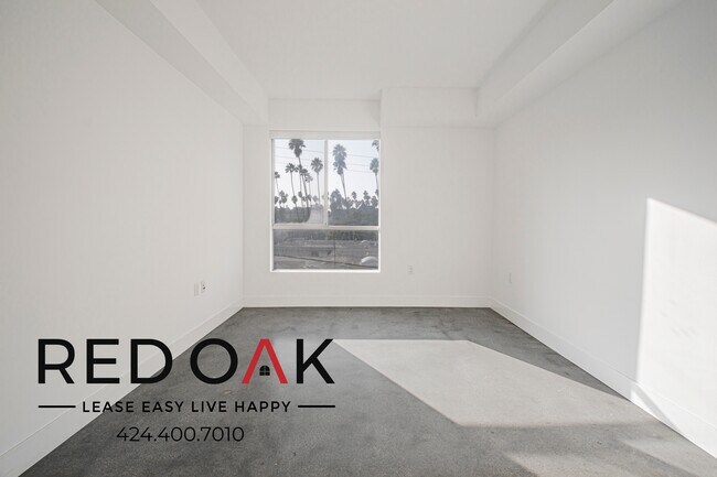 Building Photo - 453 S Kenmore Ave