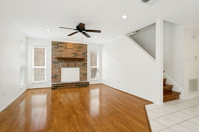 Building Photo - Experience the best of Grapevine living, only moments from charming Historic Downtown.