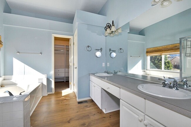 Building Photo - 4-bedroom Gem Near Ft. Carson!