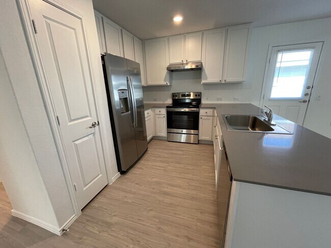 Building Photo - Like-New | 3 bed/2 bath | 1-story | No Carpet | Wonderful Amenities |On Golf Course in Mission De...