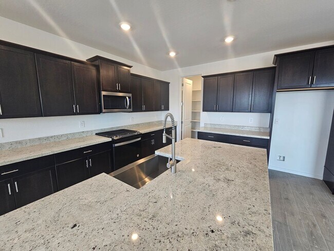 Building Photo - Beautiful new build w mountain views