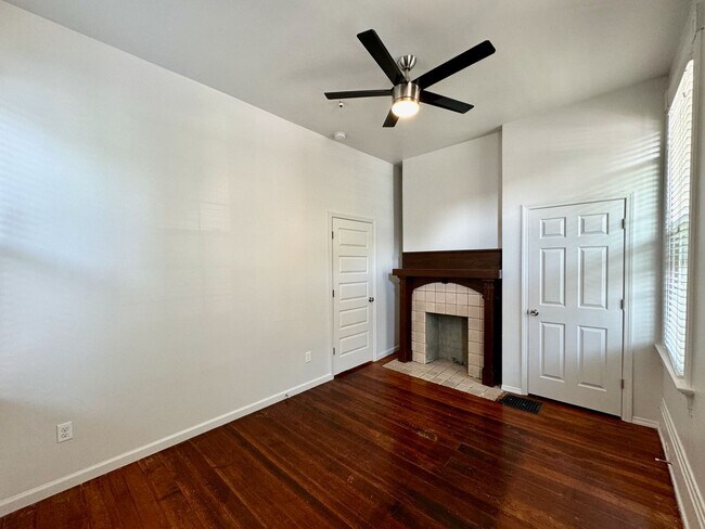 Building Photo - 4 bed/2 full bath Rental on Warner - Mins ...