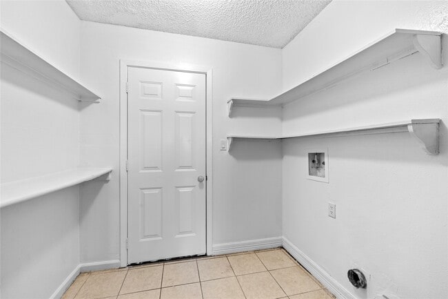Building Photo - 6327 Lynkat Ln