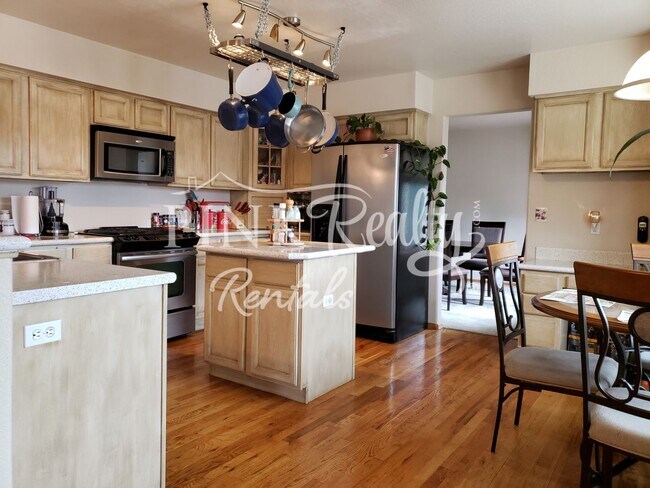 Building Photo - Gorgeous 5 Bedroom Home in D20!
