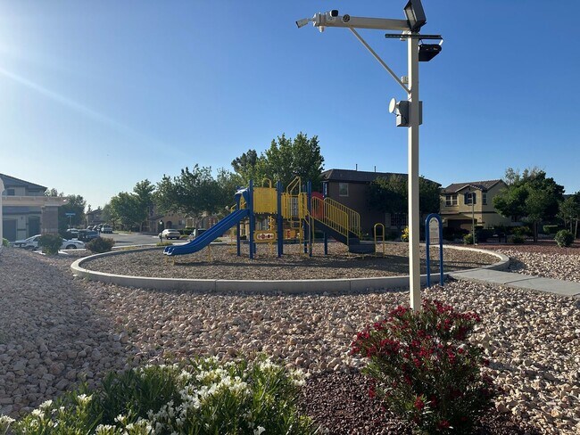 Building Photo - NW 3 bedroom!! Community Pool!! Playground...