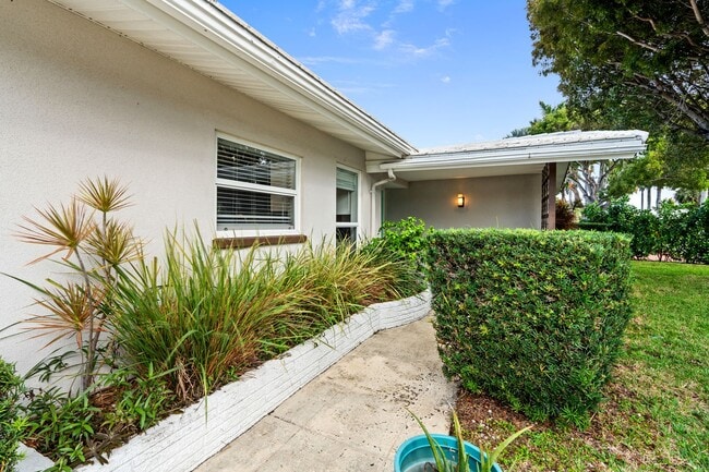 Building Photo - Single Family home on quiet street steps from the Intracoastal and Dining