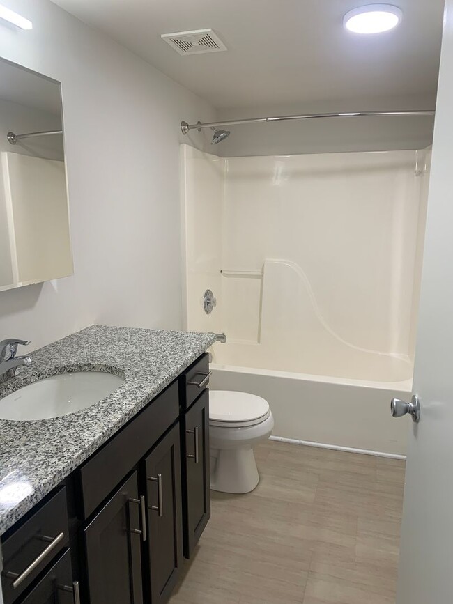 Building Photo - Updated Crescent hills Condo 2 bed/2 bath