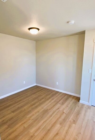 Living/Kitchenette area - 7471 SE Kinnaman St