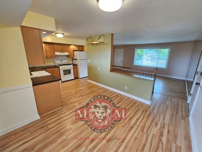 Building Photo - 5 Bd 3 Bath Home Cottonwood Heights