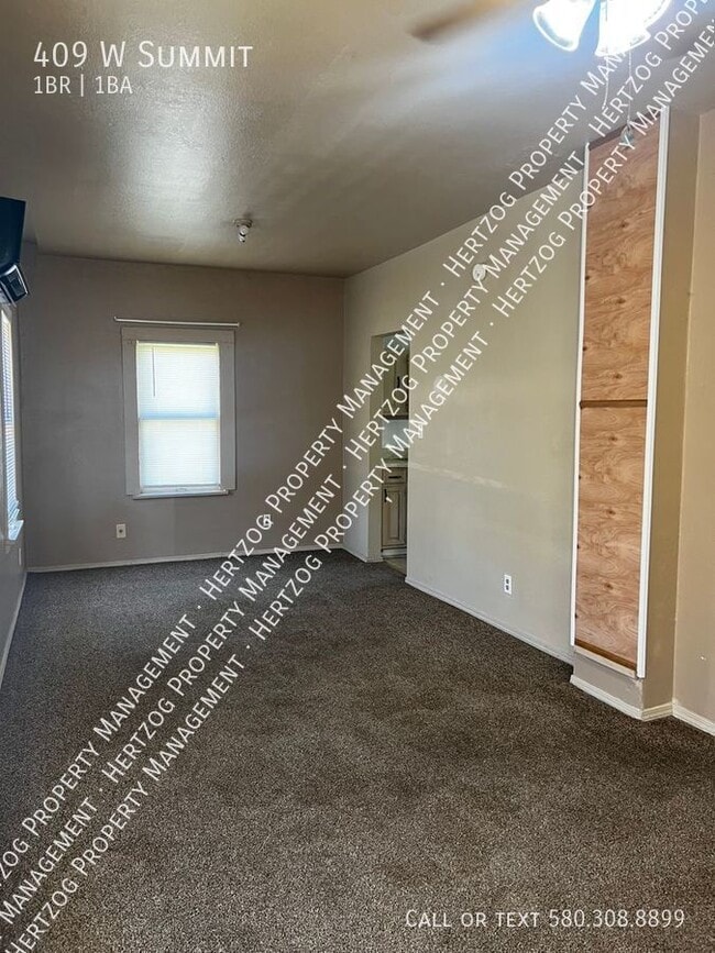 Building Photo - 409 W Summit-