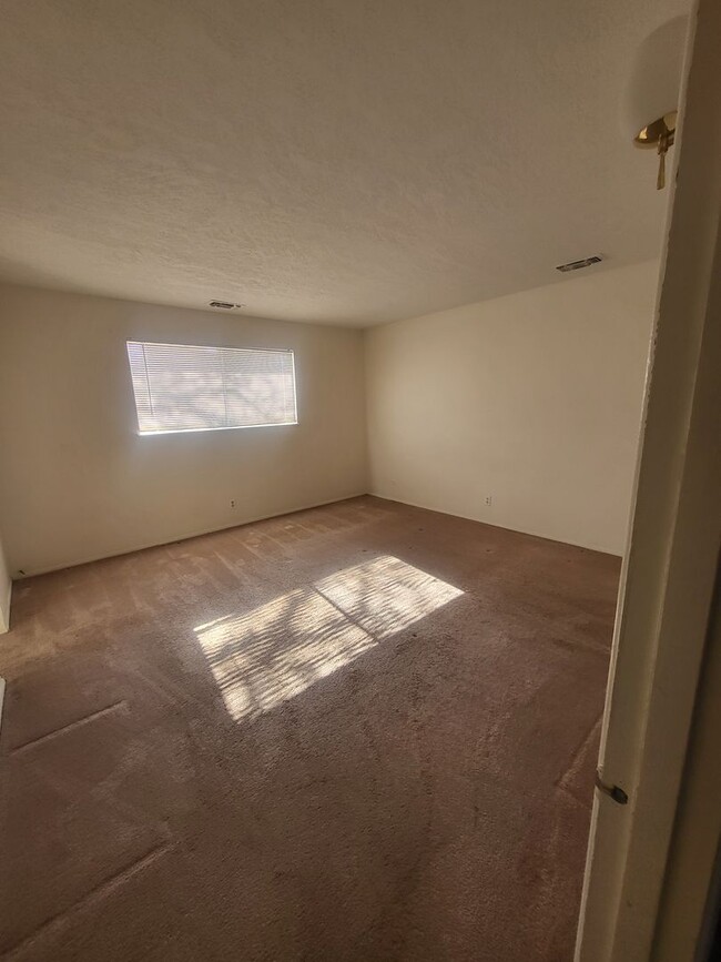 Building Photo - Brick 1600/sf 3/Bd 2/Ba 2/CG