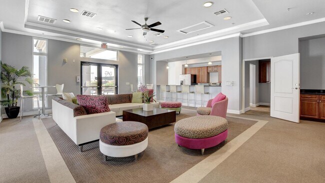 Building Photo - 818 E Flamingo Rd