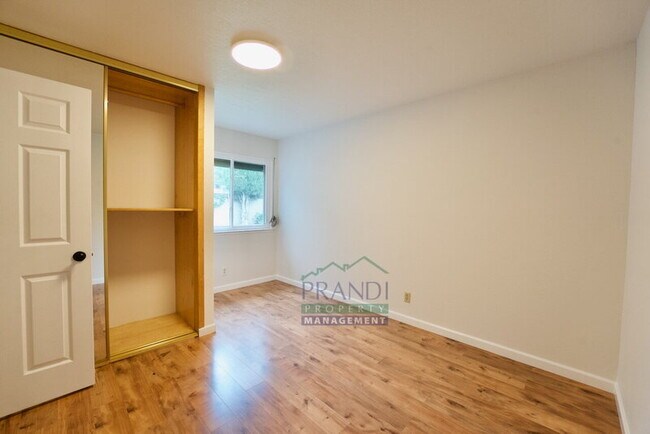 Building Photo - 9 Quince Ct
