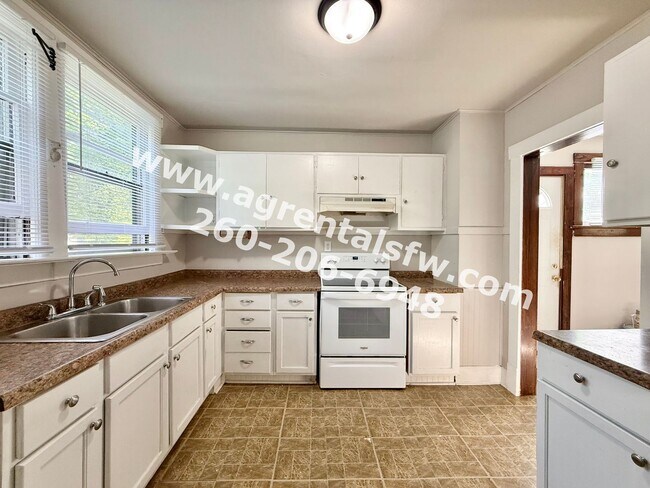 Building Photo - 2921 Hoagland Ave