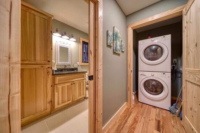 Building Photo - 60 Deer Vly Ln