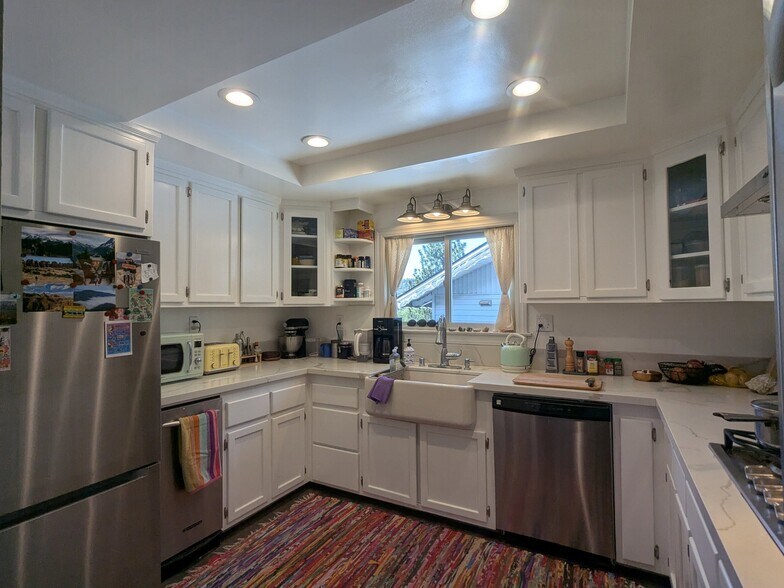 Building Photo - 832 Berne Dr