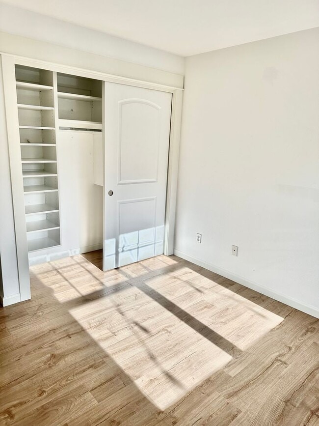 Building Photo - Modern 3 bedroom, 2.5 bathroom Townhome in Mapleleaf!