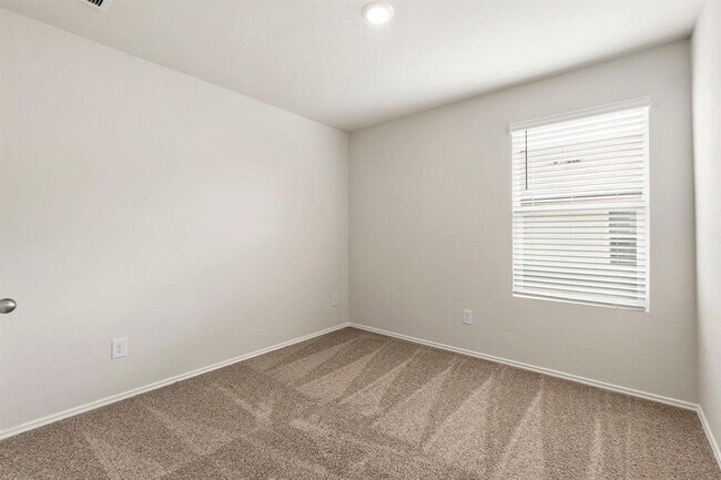 Building Photo - 128 Shimmering Cv