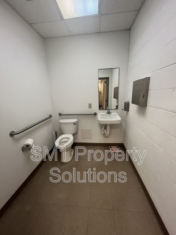 Building Photo - 2312 S Main St