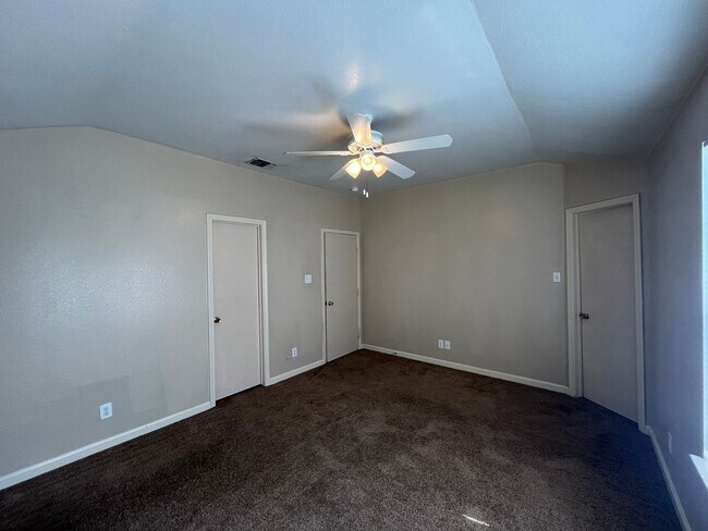Building Photo - 5202 Fountain Lake Dr