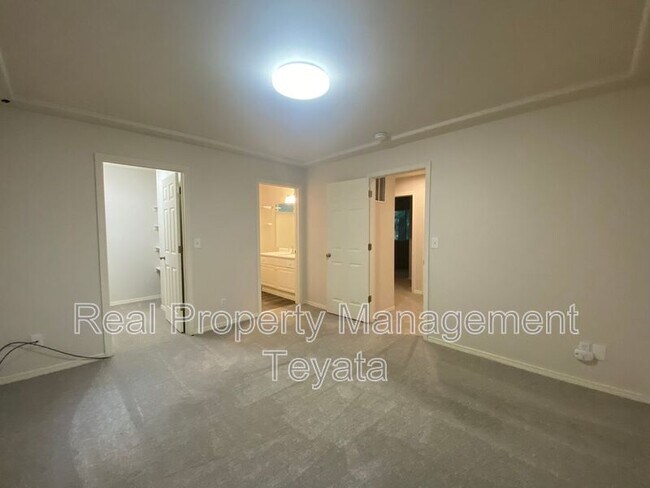 Building Photo - 25 Tumbling Water Dr