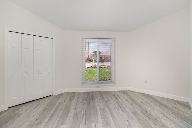 Building Photo - Beautiful Pool Home only Blocks from the Ocean!