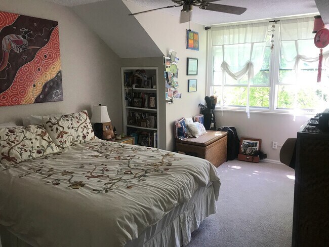 Building Photo - Nicely Updated One Bedroom Condo Available...