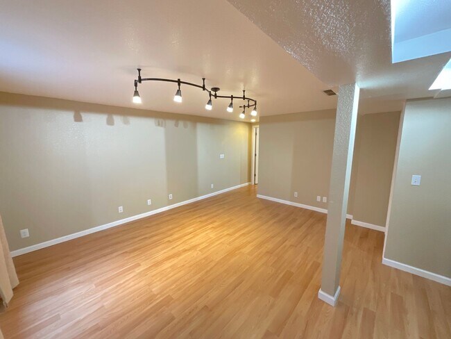 Building Photo - 4 Bedroom Home Available Near N Powers Bl ...