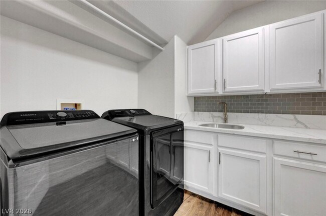 Building Photo - 304 Kingsclear Ct