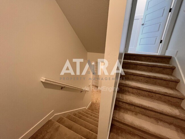 Building Photo - 909 Sagehill Dr