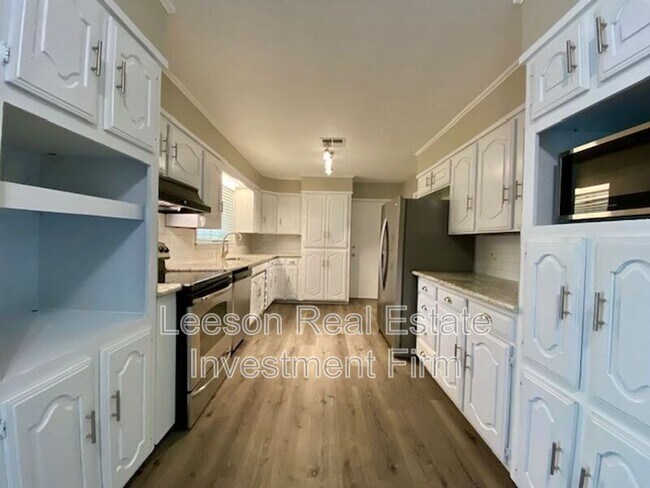 Building Photo - 845 Elmdale St
