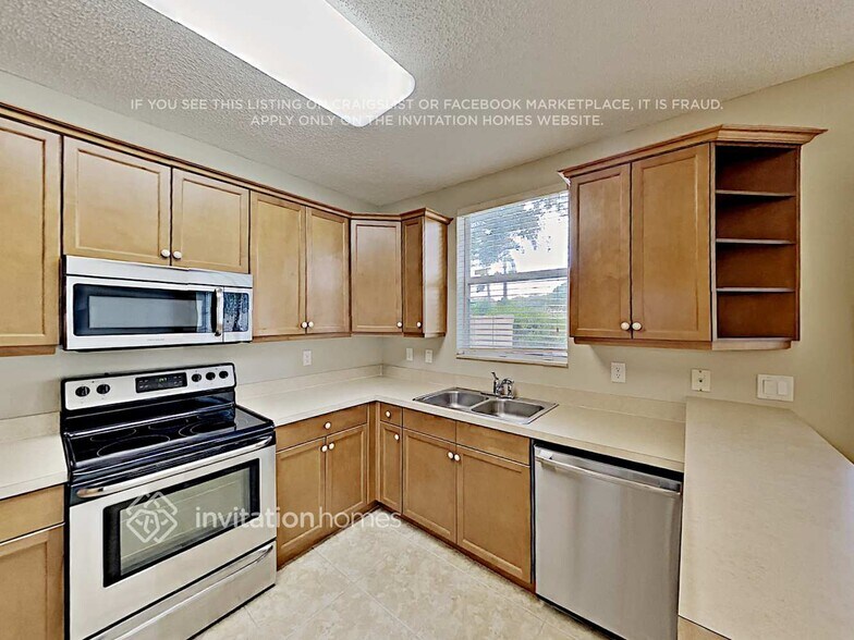 Building Photo - 4720 SW 163rd Ave