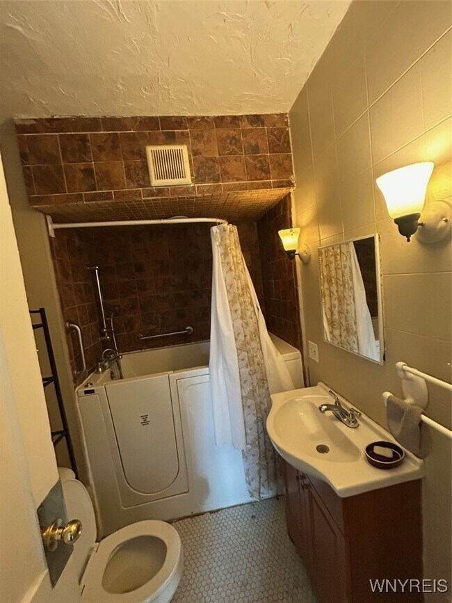 Building Photo - 5 Humphrey Rd