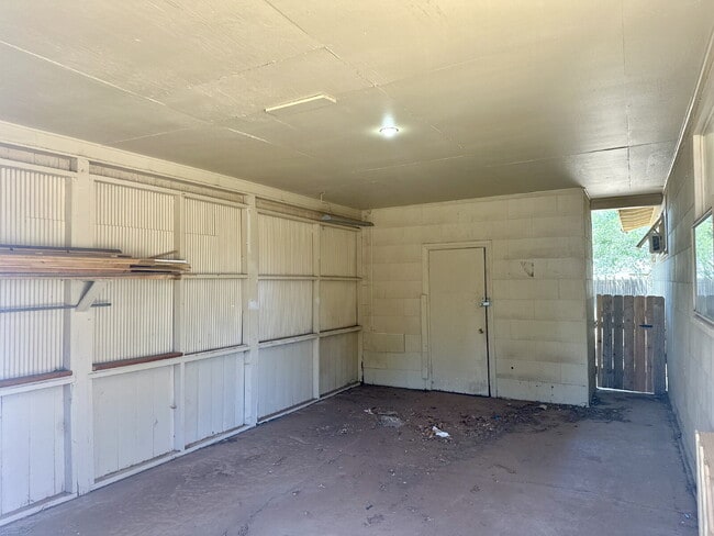 Building Photo - Spacious 3/1!