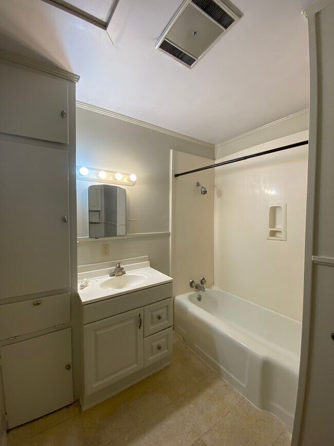 Building Photo - 115 Woodrow St