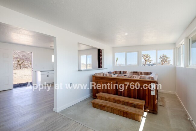 Building Photo - Modern Comfort in Scenic Landers