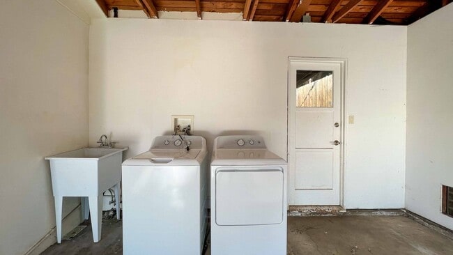 Building Photo - 3 Bdrm Detached Haome Available In Sought After La Mesa Neighborhood