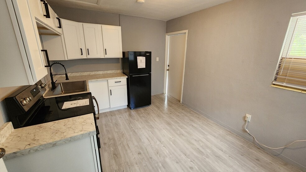 Building Photo - 2252 Maple Ave