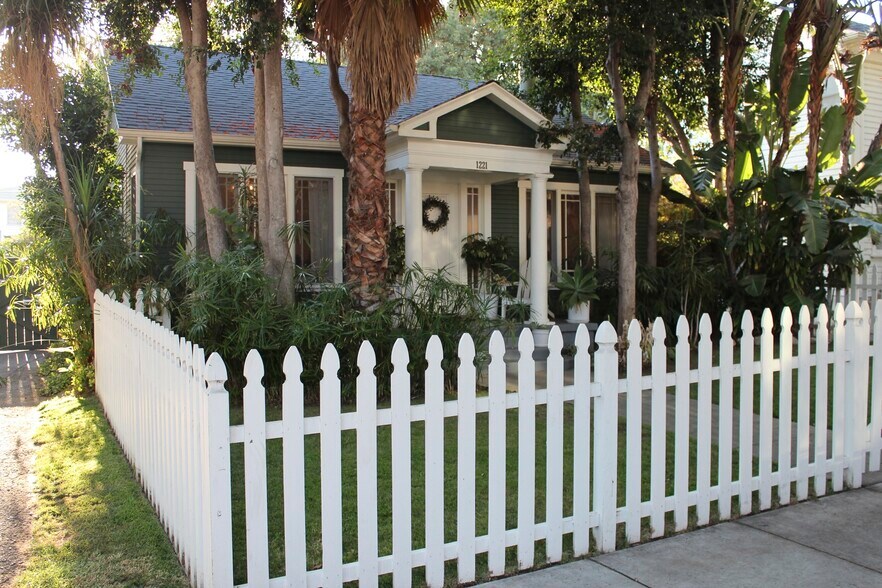 Building Photo - 1221 N Orange Grove Ave