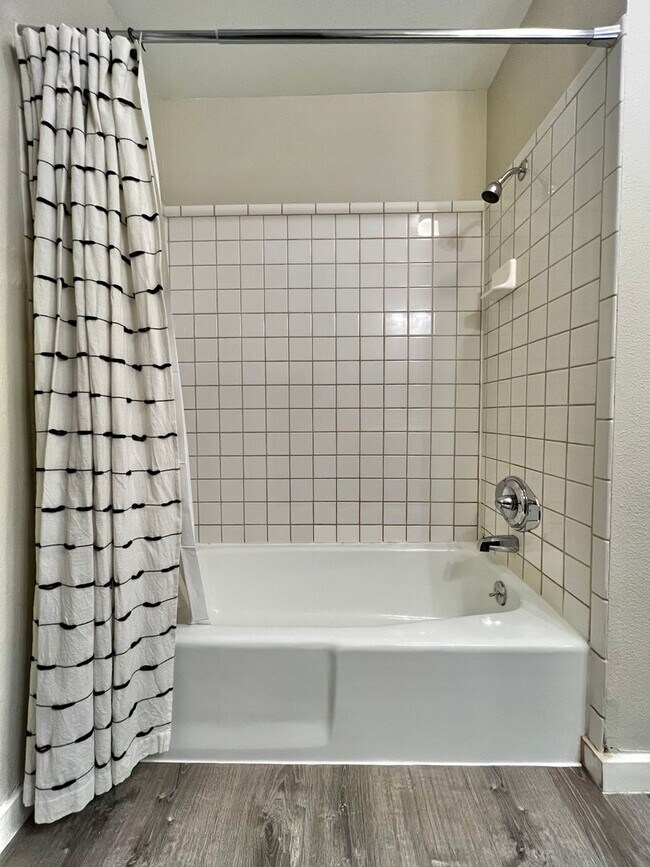 Building Photo - Charming 2 Bed 1.5 Bath Townhome in West F...
