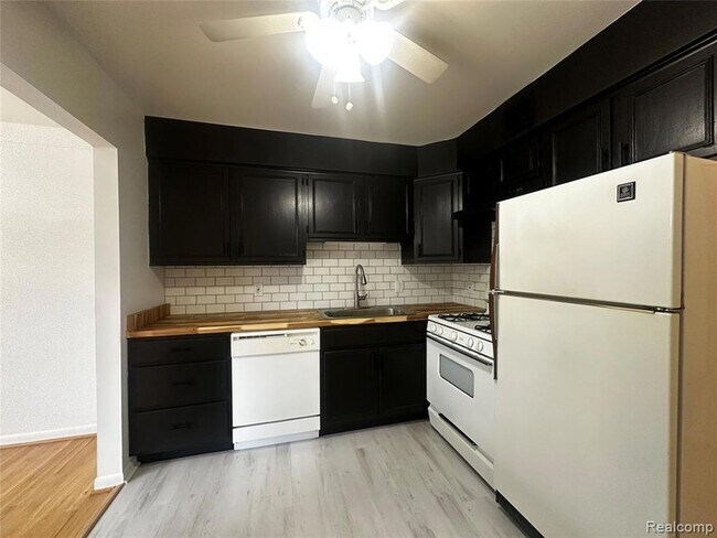 Building Photo - 458 Fox Hills Dr S