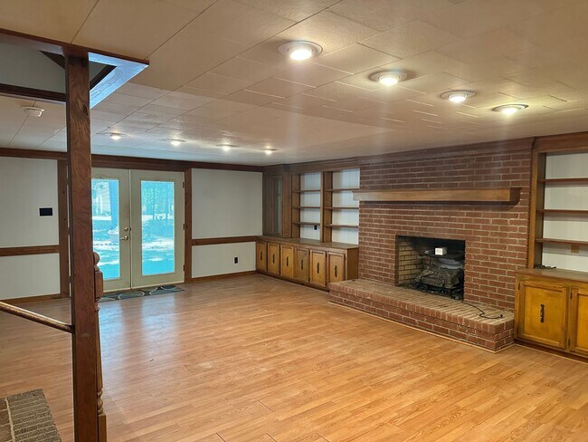 Building Photo - 360 Melton Rd