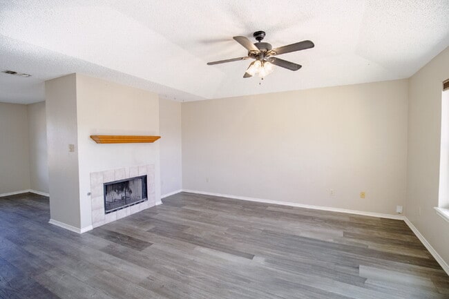 Building Photo - Charming 3-Bed, 2-Bath Home located in a cul-de-sac!