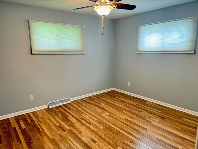 Building Photo - Extremely sharp 3 BR home in Normal