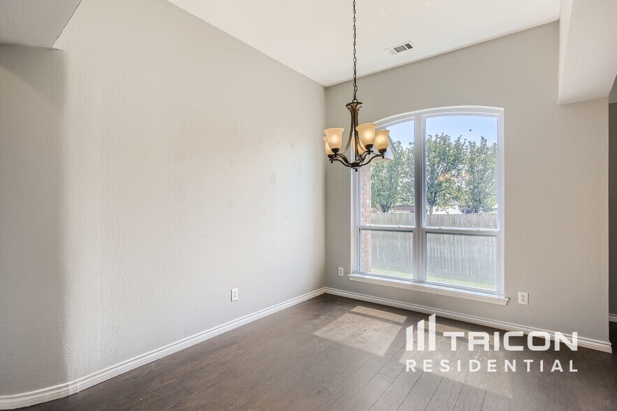 Building Photo - 823 Fox Glen Cir