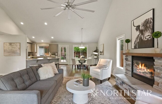 Building Photo - Modern and Spacious 3 bed/2 bath