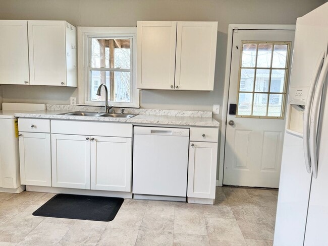 Building Photo - *3- Minutes from Jennie Stuart Medical Center*