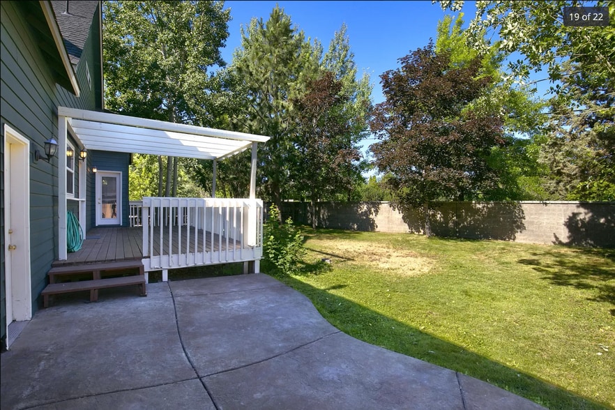 Building Photo - 2275 NE Nuttail Ct