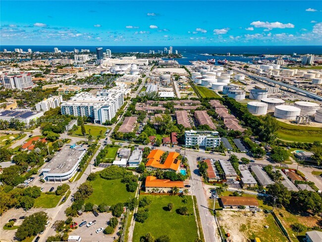 Building Photo - 2025 Miami Rd